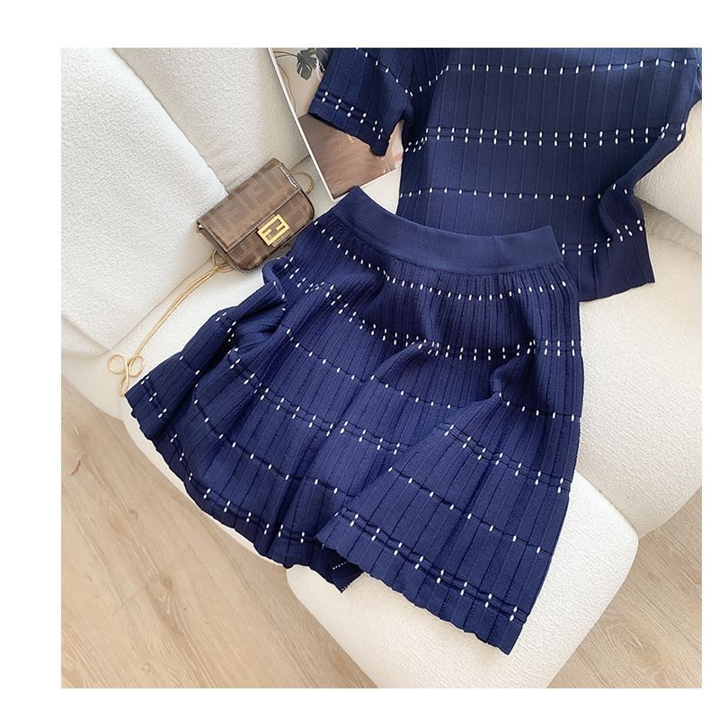 French Half Length Skirt Outfit