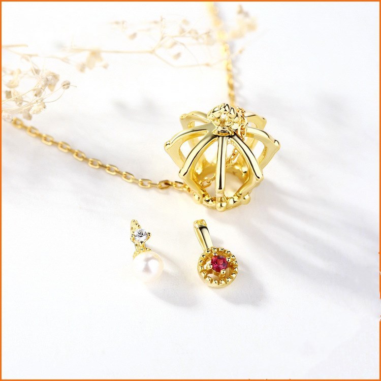 Gold crown pendant