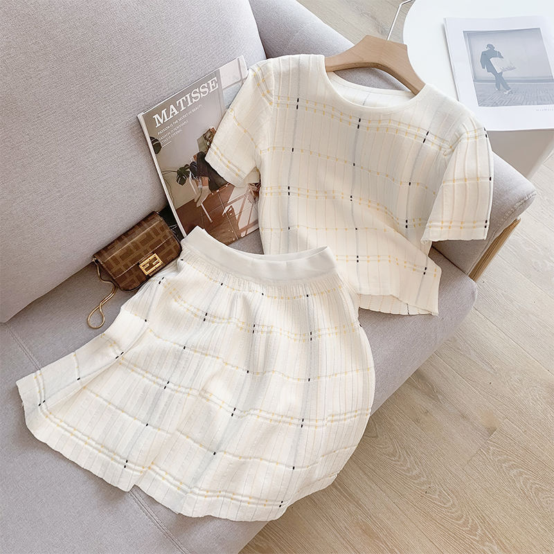 French Half Length Skirt Outfit